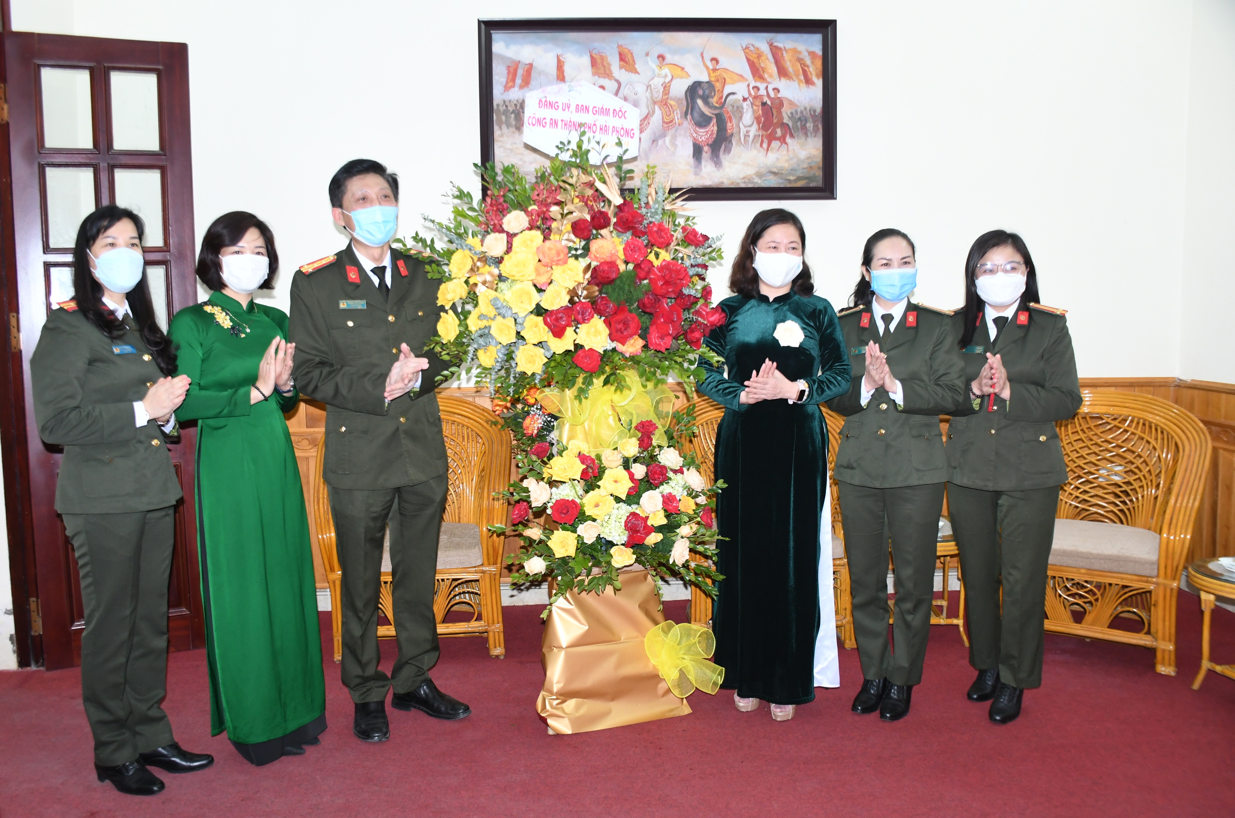 Đại tá Phạm Viết Dũng – Phó Giám đốc Công an thành phố chúc mừng Hội LHPN thành phố dịp 8-3